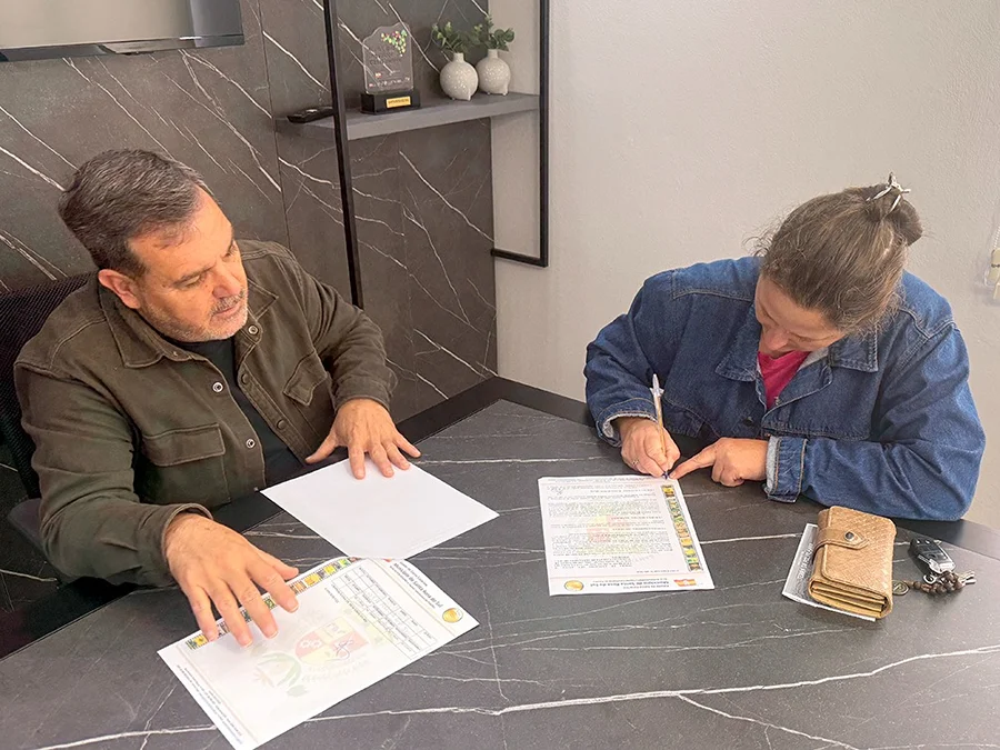 Prefeito Almides Roberg da Rosa acompanha assinatura de convênio com a Apromapy em Santa Rosa do Sul para apoiar produtores de maracujá e pitaya.