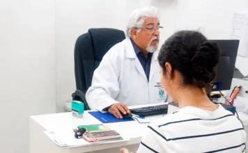 Saúde de Timbé do Sul soma 3,1 mil serviços em julho Médico atende paciente em consulta na rede municipal de saúde de Timbé do Sul durante o mês de julho.