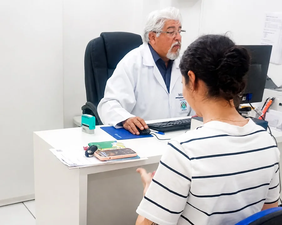 Médico atende paciente em consulta na rede municipal de saúde de Timbé do Sul durante o mês de julho.