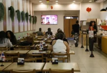 Serviços empregaram 15,9 milhões no Brasil em 2024 Restaurante com clientes em mesas e funcionários no atendimento, atividade de alimentação que liderou os empregos no setor de serviços não financeiros em 2024.
