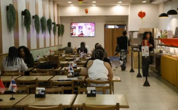Serviços empregaram 15,9 milhões no Brasil em 2024 Restaurante com clientes em mesas e funcionários no atendimento, atividade de alimentação que liderou os empregos no setor de serviços não financeiros em 2024.