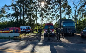 Simulado em Araranguá testa resposta a eventos extremos Equipes da Defesa Civil, Bombeiros, SAMU e Exército participam de simulado de emergência no bairro Barranca, em Araranguá.