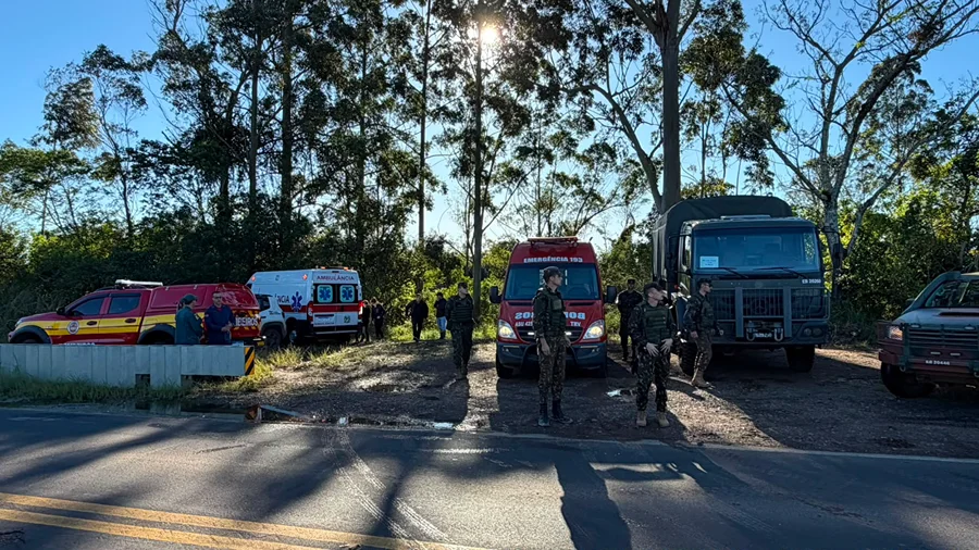 Equipes da Defesa Civil, Bombeiros, SAMU e Exército participam de simulado de emergência no bairro Barranca, em Araranguá.