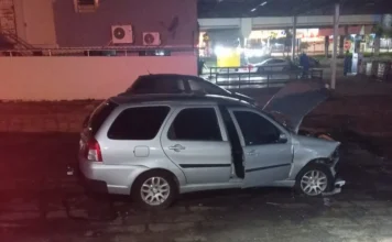 Sombrio: populares controlam incêndio em carro em posto Fiat Palio Weekend após princípio de incêndio no pátio de posto de combustíveis no bairro Nova Brasília, em Sombrio.
