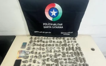 Sombrio: jovem é preso com 1,9 kg de maconha Porções de maconha e balança de precisão apreendidas pela Polícia Militar durante ocorrência de tráfico de drogas em Sombrio.