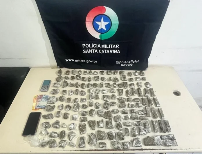 Sombrio jovem é preso com 1,9 kg de maconha Porções de maconha e balança de precisão apreendidas pela Polícia Militar durante ocorrência de tráfico de drogas em Sombrio.