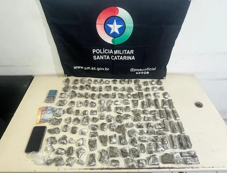 Sombrio jovem é preso com 1,9 kg de maconha Porções de maconha e balança de precisão apreendidas pela Polícia Militar durante ocorrência de tráfico de drogas em Sombrio.
