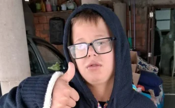 Sombrio terá brechó em apoio a menino com autismo Erick Rodrigues Sebastião, de 10 anos, aparece usando óculos e fazendo sinal de positivo em Sombrio.