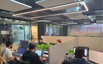 Startup incubada no CRIO cresce no mercado de outdoors Equipe da startup Aiooh trabalha em computadores na Itec.in, incubadora instalada no Centro de Inovação Criciúma (CRIO).
