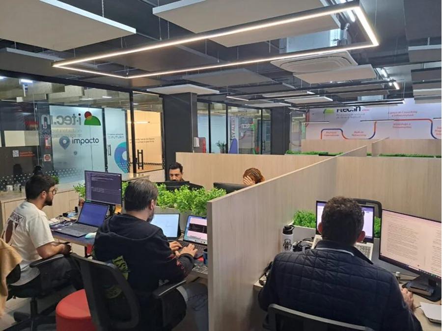 Equipe da startup Aiooh trabalha em computadores na Itec.in, incubadora instalada no Centro de Inovação Criciúma (CRIO).