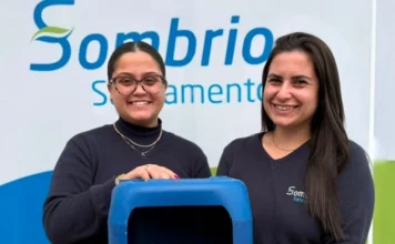 Tampinhas viram apoio às APAEs de Sombrio e Gaivota Duas colaboradoras da Sombrio Saneamento ao lado de coletor de tampinhas plásticas da campanha em apoio às APAEs de Sombrio e Balneário Gaivota.