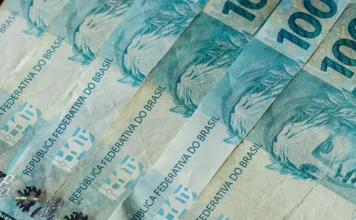Tesouro Direto desativa aplicativo no dia 17 de agosto Notas de R$ 100 ilustram investimentos em títulos públicos e mudanças no aplicativo do Tesouro Direto.