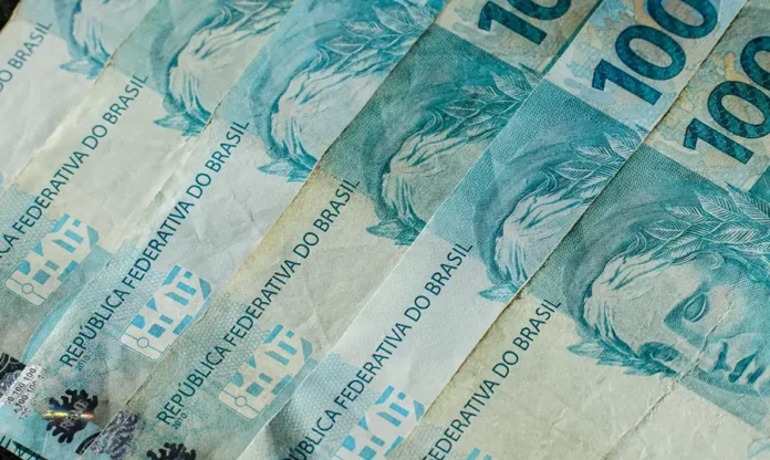Tesouro Direto desativa aplicativo no dia 17 de agosto Notas de R$ 100 ilustram investimentos em títulos públicos e mudanças no aplicativo do Tesouro Direto.