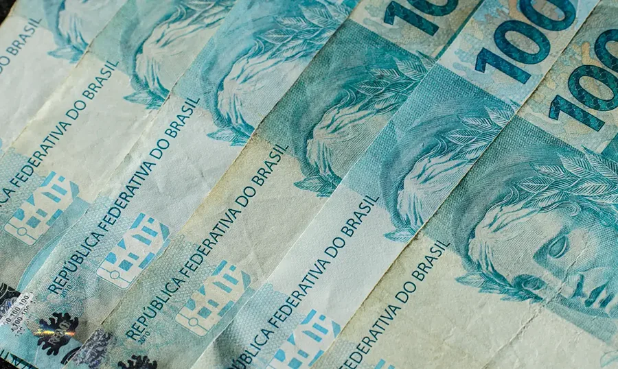 Tesouro Direto desativa aplicativo no dia 17 de agosto Notas de R$ 100 ilustram investimentos em títulos públicos e mudanças no aplicativo do Tesouro Direto.