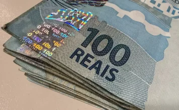 Tesouro eleva fatia da dívida atrelada à Selic em 2026 Cédulas de R$ 100 empilhadas ilustram Dívida Pública Federal, Tesouro Nacional e títulos atrelados à Taxa Selic.
