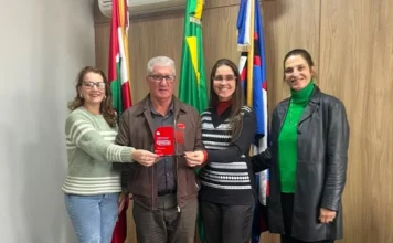 Timbé do Sul recebe troféu após nota A no ranking da STN Representantes da Prefeitura de Timbé do Sul exibem troféu recebido pelo município após conquistar nota A no Ranking da Qualidade da Informação Contábil e Fiscal da STN.
