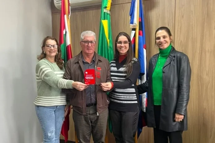 Timbé do Sul recebe troféu após nota A no ranking da STN Representantes da Prefeitura de Timbé do Sul exibem troféu recebido pelo município após conquistar nota A no Ranking da Qualidade da Informação Contábil e Fiscal da STN.