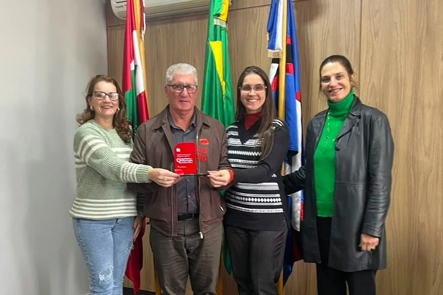 Timbé do Sul recebe troféu após nota A no ranking da STN Representantes da Prefeitura de Timbé do Sul exibem troféu recebido pelo município após conquistar nota A no Ranking da Qualidade da Informação Contábil e Fiscal da STN.