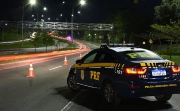 Toras caem na BR-101 e bloqueiam faixas em Araranguá Viatura da Polícia Rodoviária Federal em rodovia durante operação de trânsito; imagem ilustra bloqueio na BR-101 em Araranguá.