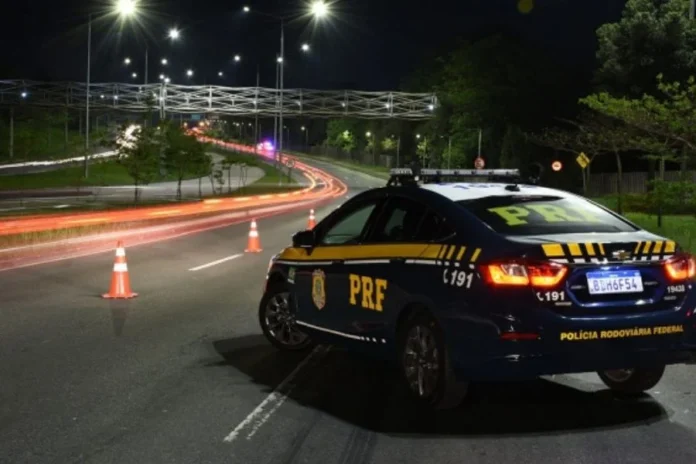 Toras caem na BR-101 e bloqueiam faixas em Araranguá Viatura da Polícia Rodoviária Federal em rodovia durante operação de trânsito; imagem ilustra bloqueio na BR-101 em Araranguá.