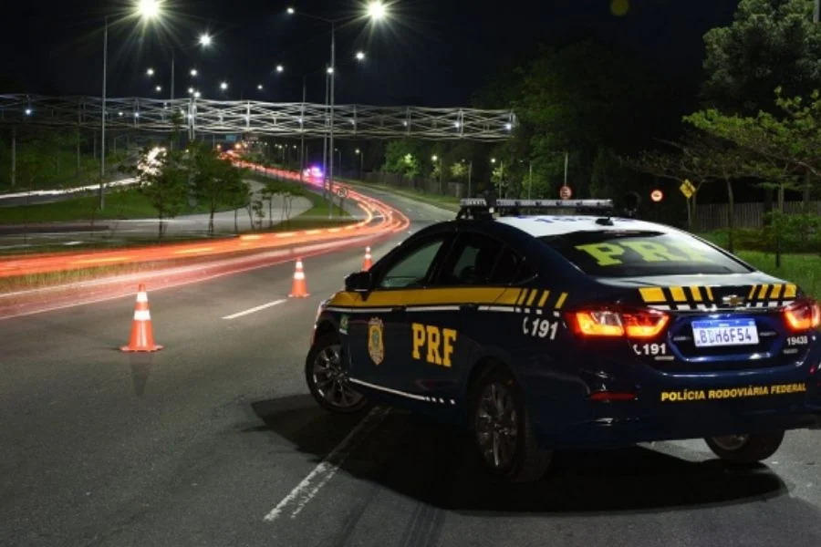 Toras caem na BR-101 e bloqueiam faixas em Araranguá Viatura da Polícia Rodoviária Federal em rodovia durante operação de trânsito; imagem ilustra bloqueio na BR-101 em Araranguá.
