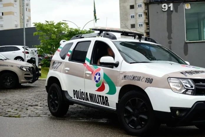 Trailer de hot dog usado como renda extra é furtado em Içara Viatura da Polícia Militar de Santa Catarina em imagem ilustrativa sobre o furto de um trailer de hot dog no bairro Tereza Cristina, em Içara.