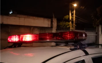Três homens são presos por tráfico de drogas em Siderópolis Giroflex vermelho de viatura policial ilustra operação contra o tráfico de drogas em Siderópolis