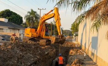 Turvo amplia drenagem no Centro para reduzir alagamentos Escavadeira e trabalhadores instalam tubulação de drenagem para escoamento de águas pluviais no Centro de Turvo.