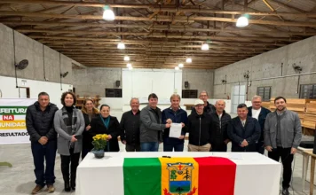 Turvo assina ordem de serviço para obras na TVO-354 Prefeito de Turvo e representantes municipais assinam ordem de serviço para obras na rodovia TVO-354, durante evento do Prefeitura na Comunidade em Nova Esperança.