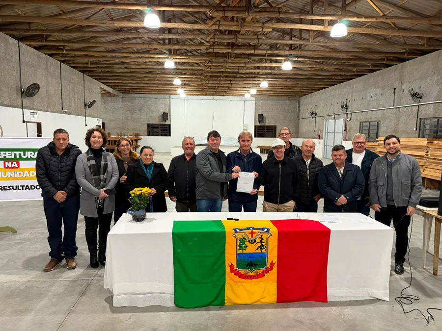 Prefeito de Turvo e representantes municipais assinam ordem de serviço para obras na rodovia TVO-354, durante evento do Prefeitura na Comunidade em Nova Esperança.