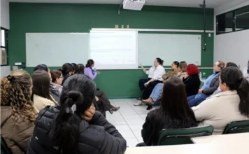Unesc amplia acolhimento a mulheres no Agosto Lilás Participantes acompanham encontro sobre violência doméstica durante ações do Agosto Lilás na Unesc, em Criciúma.