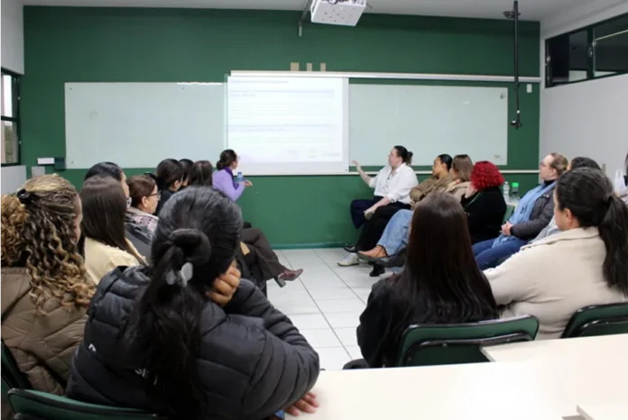 Unesc amplia acolhimento a mulheres no Agosto Lilás Participantes acompanham encontro sobre violência doméstica durante ações do Agosto Lilás na Unesc, em Criciúma.