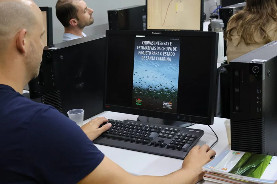 Engenheiro participa de curso de macrodrenagem da Unesc sobre chuvas intensas e projetos de drenagem para Santa Catarina.