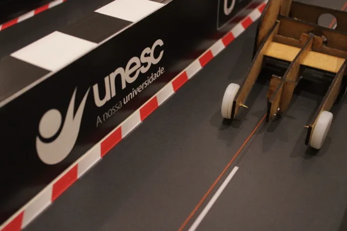 Unesc desafia alunos a criar minicarros movidos a gás Minicarro desenvolvido para a competição Ciência da Velocidade em pista da Unesc, projeto que desafia estudantes do Ensino Médio de Criciúma e Araranguá.