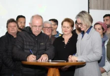 Unesc e Criciúma renovam Tigrinhos em 23 municípios Representantes da Unesc, do Criciúma Esporte Clube e de municípios parceiros durante assinatura da renovação do Projeto Tigrinhos 2026, que atenderá 1.150 crianças em 23 cidades de Santa Catarina.