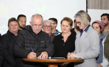 Unesc e Criciúma renovam Tigrinhos em 23 municípios Representantes da Unesc, do Criciúma Esporte Clube e de municípios parceiros durante assinatura da renovação do Projeto Tigrinhos 2026, que atenderá 1.150 crianças em 23 cidades de Santa Catarina.
