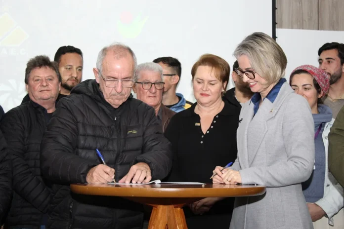 Unesc e Criciúma renovam Tigrinhos em 23 municípios Representantes da Unesc, do Criciúma Esporte Clube e de municípios parceiros durante assinatura da renovação do Projeto Tigrinhos 2026, que atenderá 1.150 crianças em 23 cidades de Santa Catarina.