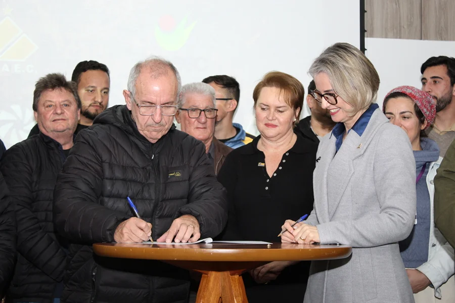 Representantes da Unesc, do Criciúma Esporte Clube e de municípios parceiros durante assinatura da renovação do Projeto Tigrinhos 2026, que atenderá 1.150 crianças em 23 cidades de Santa Catarina.