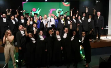 Unesc e FURB celebram formatura de novos professores em SC Formandos dos cursos de Artes e Letras-Inglês celebram colação de grau da parceria entre Unesc e FURB no campus da Unesc.