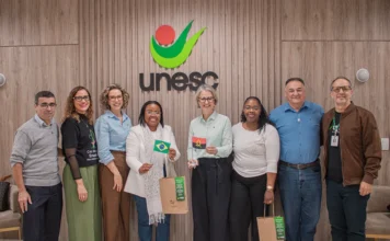 Unesc e instituição de Angola discutem acordo acadêmico Representantes da Unesc e do Instituto Superior Privado do Wako Kungo, de Angola, durante encontro de cooperação acadêmica em Criciúma, com as bandeiras do Brasil e de Angola.