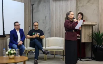 Unesc forma primeira turma da pós-graduação em autismo Formanda discursa durante a primeira formatura da pós-graduação em Transtorno do Espectro Autista da Unesc, em Criciúma.