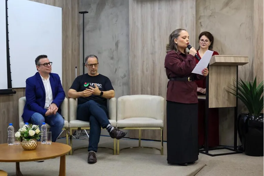 Unesc forma primeira turma da pós-graduação em autismo Formanda discursa durante a primeira formatura da pós-graduação em Transtorno do Espectro Autista da Unesc, em Criciúma.