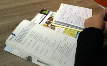 Unesc lança benefício para cursos de idiomas na graduação Estudante utiliza material didático durante aula de idiomas da Unesc, em Criciúma, relacionada ao programa Pró-Idiomas Graduação.