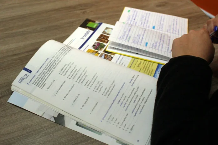 Unesc lança benefício para cursos de idiomas na graduação Estudante utiliza material didático durante aula de idiomas da Unesc, em Criciúma, relacionada ao programa Pró-Idiomas Graduação.