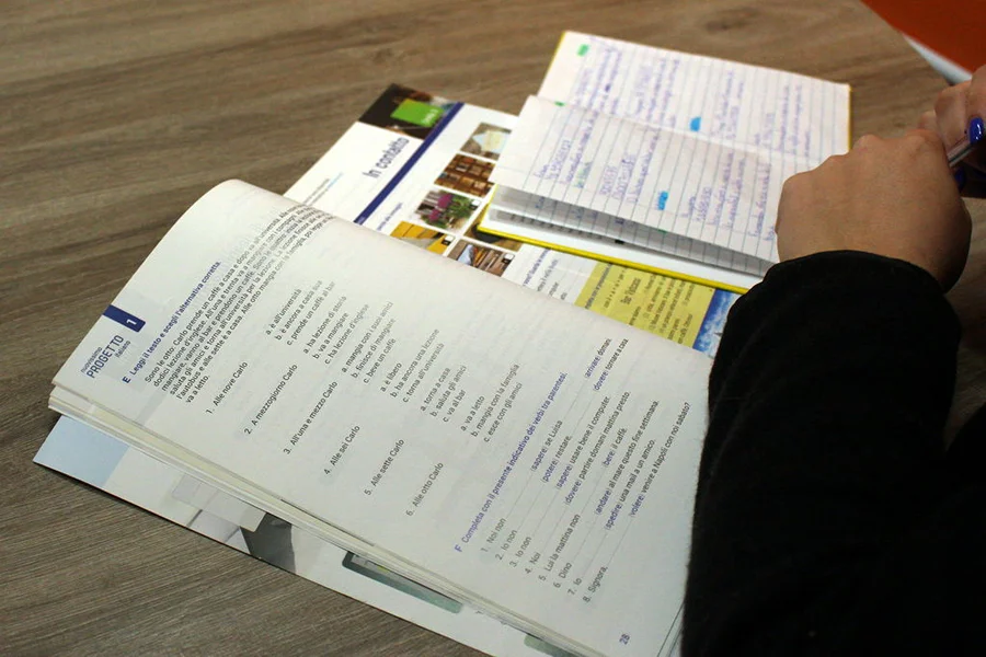 Unesc lança benefício para cursos de idiomas na graduação Estudante utiliza material didático durante aula de idiomas da Unesc, em Criciúma, relacionada ao programa Pró-Idiomas Graduação.