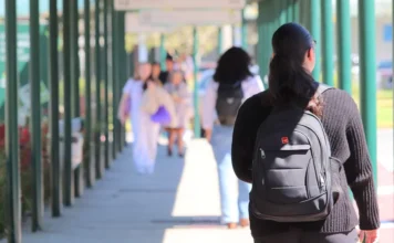 Unesc promove cabine de pitch para estudantes em Criciúma Estudante caminha pelo campus da Unesc, em Criciúma, durante programação do Dia do Estudante voltada ao mercado de trabalho.