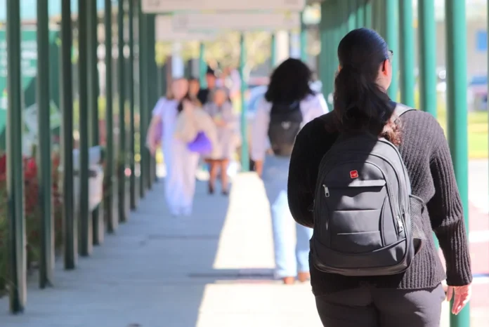 Unesc promove cabine de pitch para estudantes em Criciúma Estudante caminha pelo campus da Unesc, em Criciúma, durante programação do Dia do Estudante voltada ao mercado de trabalho.