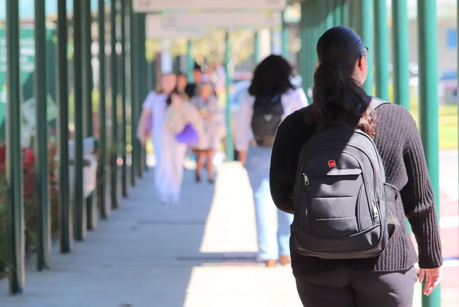 Unesc promove cabine de pitch para estudantes em Criciúma Estudante caminha pelo campus da Unesc, em Criciúma, durante programação do Dia do Estudante voltada ao mercado de trabalho.