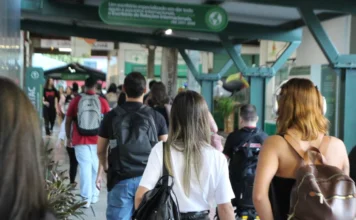 Unesc recebe mais de 20 mil alunos no novo semestre Estudantes com mochilas caminham pelo campus da Unesc, em Criciúma, no retorno às aulas do segundo semestre de 2026.