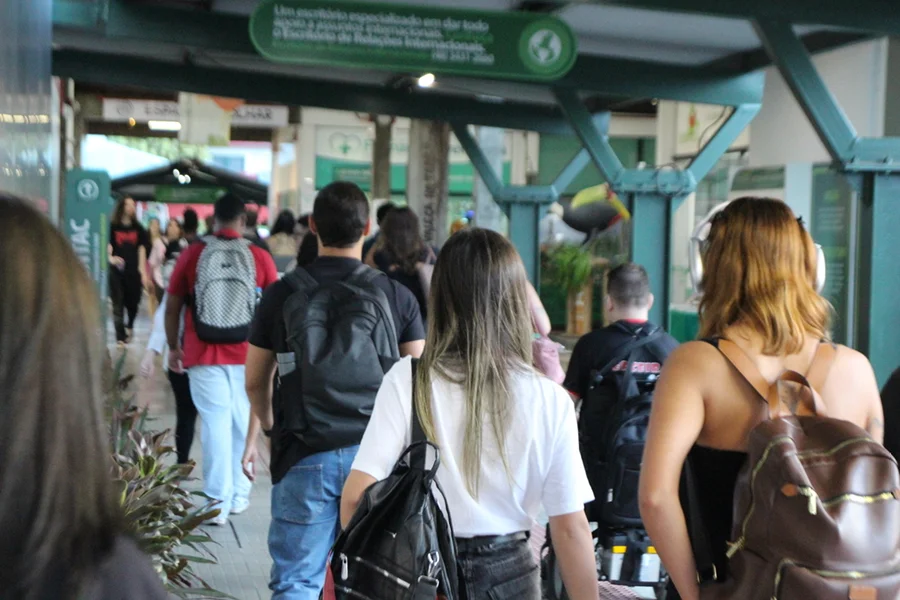Unesc recebe mais de 20 mil alunos no novo semestre Estudantes com mochilas caminham pelo campus da Unesc, em Criciúma, no retorno às aulas do segundo semestre de 2026.